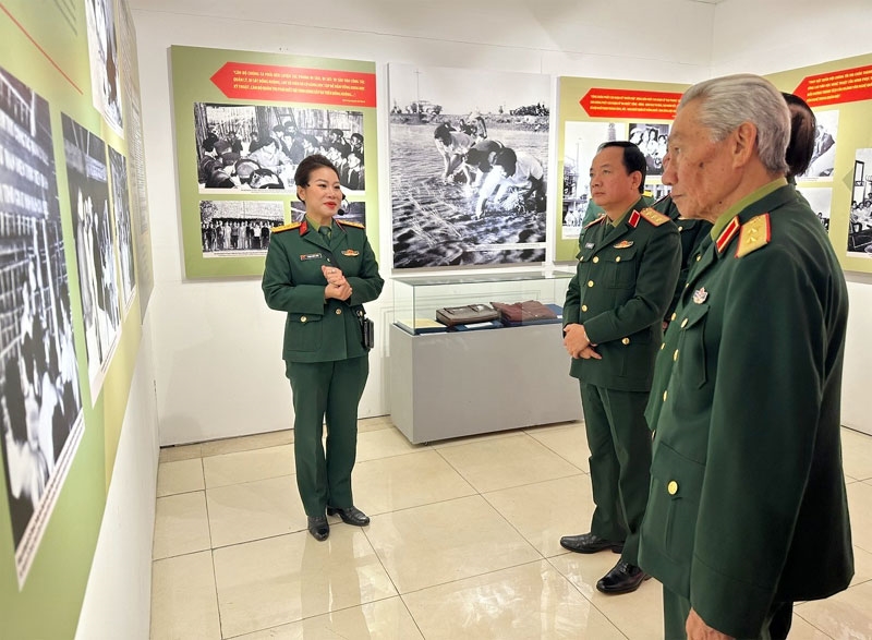 <a title="Báo Quân đội nhân dân | Tin tức quân đội, quốc phòng | Bảo vệ Tổ quốc" style="text-align:center;" href="https://www.qdnd.vn"><img src="https://file3.qdnd.vn/data/images/0/2021/08/11/linh/bannerv2.png" class="vllogo"></a>
