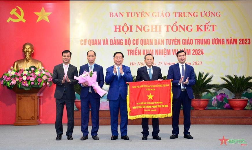 <a title="Báo Quân đội nhân dân | Tin tức quân đội, quốc phòng | Bảo vệ Tổ quốc" style="text-align:center;" href="https://www.qdnd.vn"><img src="https://file3.qdnd.vn/data/images/0/2021/08/11/linh/bannerv2.png" class="vllogo"></a>
