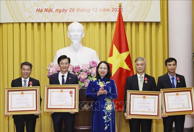 <a title="Báo Quân đội nhân dân | Tin tức quân đội, quốc phòng | Bảo vệ Tổ quốc" style="text-align:center;" href="https://www.qdnd.vn"><img src="https://file3.qdnd.vn/data/images/0/2021/08/11/linh/bannerv2.png" class="vllogo"></a>