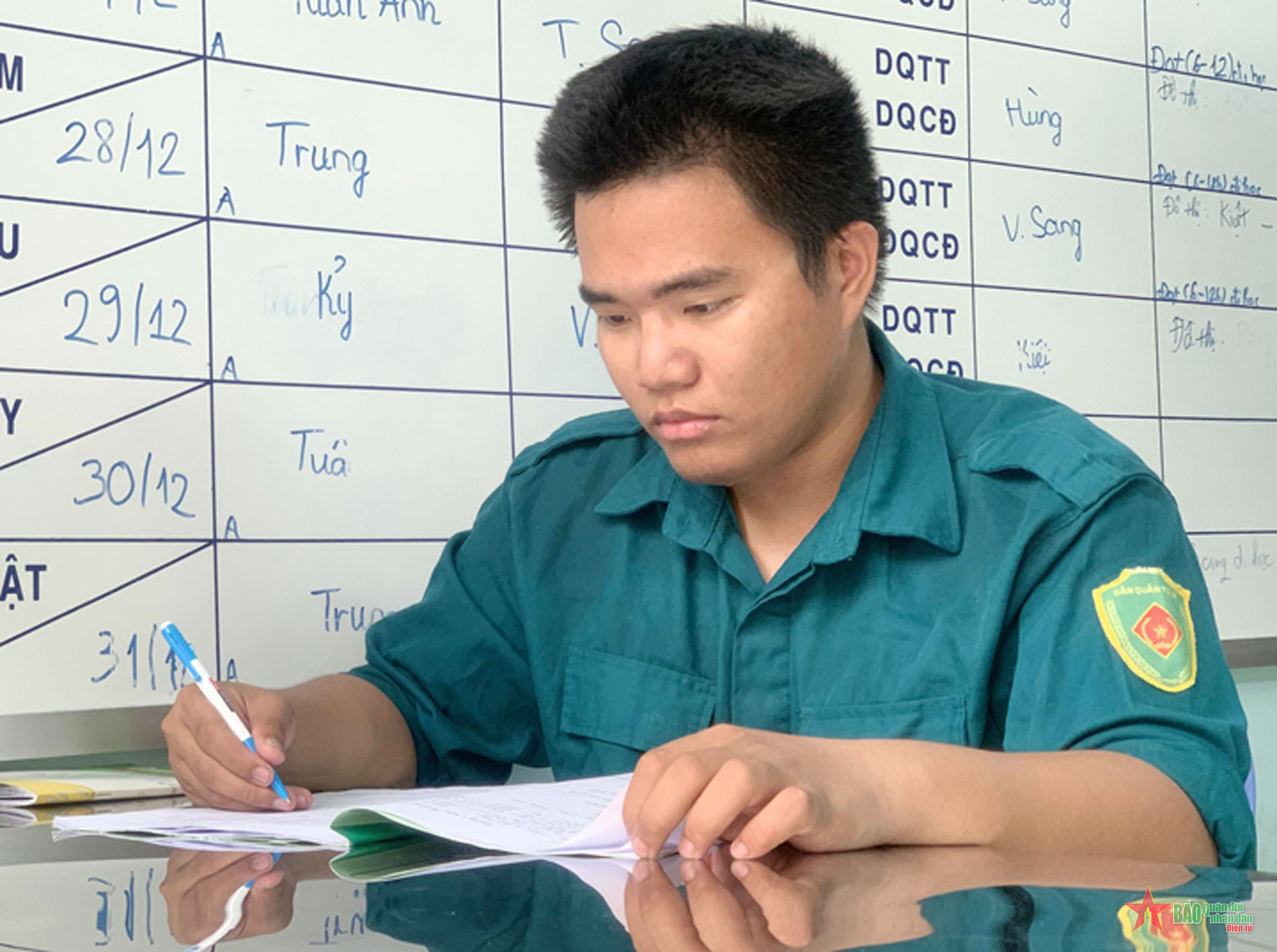 Đảng viên trẻ tình nguyện nhập ngũ