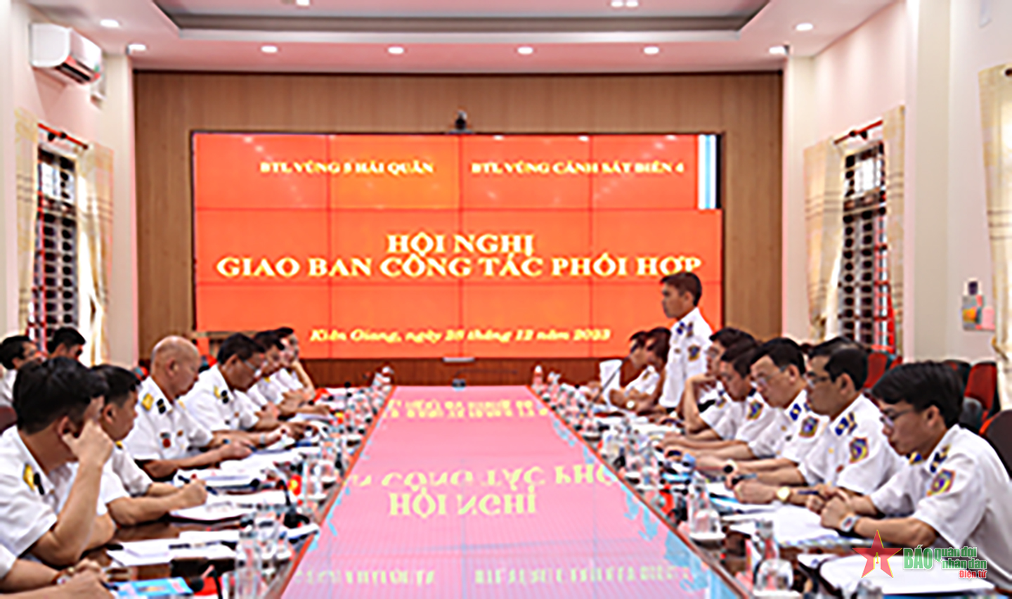 Vùng 5 Hải quân và Vùng Cảnh sát biển 4 tăng cường phối hợp thực hiện nhiệm vụ trên biển