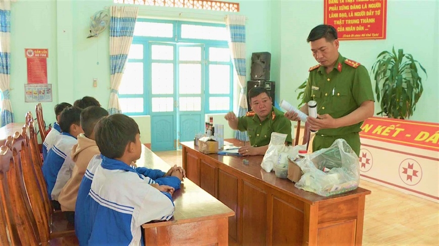 <a title="Báo Quân đội nhân dân | Tin tức quân đội, quốc phòng | Bảo vệ Tổ quốc" style="text-align:center;" href="https://www.qdnd.vn"><img src="https://file3.qdnd.vn/data/images/0/2021/08/11/linh/bannerv2.png" class="vllogo"></a>