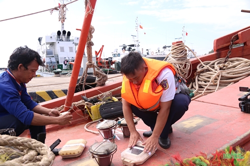 Vùng Cảnh sát biển 4 bắt giữ hai vụ tàu cá vi phạm IUU
