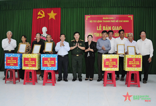 Bộ tư lệnh TP Hồ Chí Minh bàn giao nhà tình nghĩa quân- dân tại Bến Tre