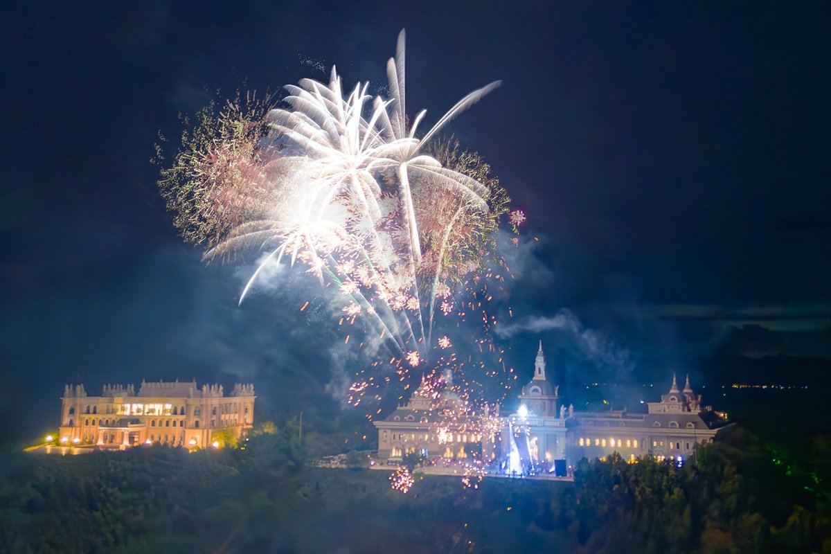 “Biển người” đổ về Grand World Hà Nội, Vinpeal Nha Trang và Phú Quốc United Center đón năm mới 2024