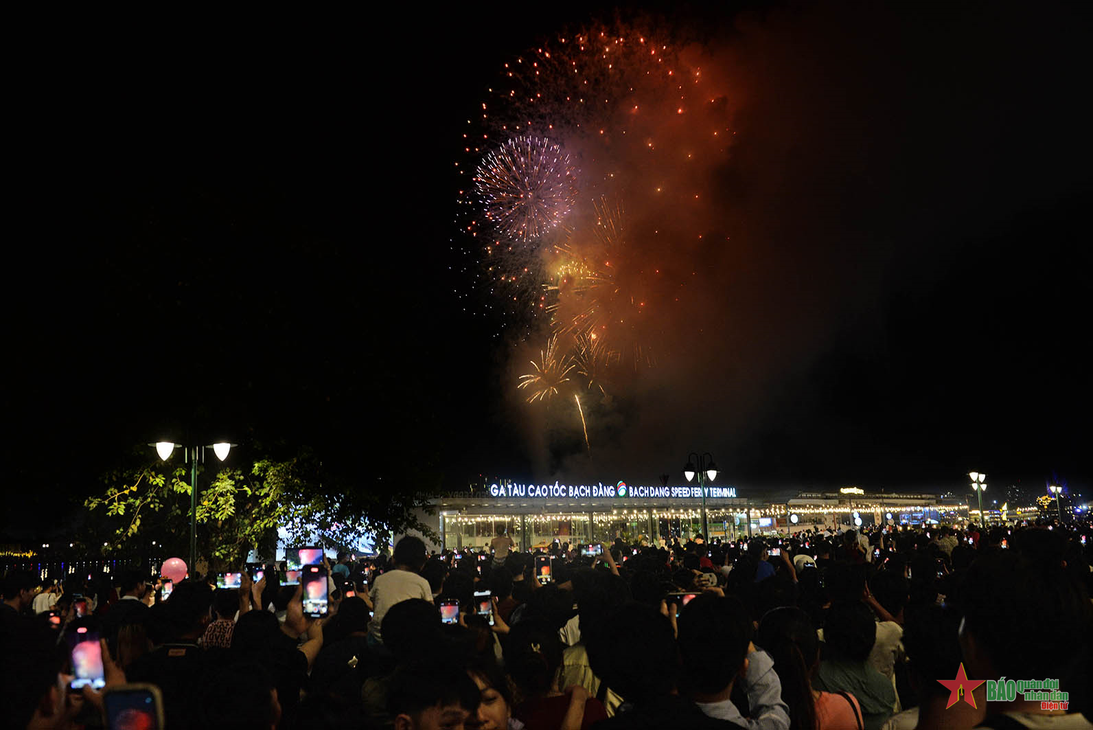 Hàng vạn người đón năm mới 2024 tại khu vực trung tâm TP Hồ Chí Minh