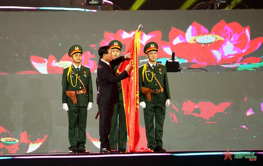 <a title="Báo Quân đội nhân dân | Tin tức quân đội, quốc phòng | Bảo vệ Tổ quốc" style="text-align:center;" href="https://www.qdnd.vn"><img src="https://file3.qdnd.vn/data/images/0/2021/08/11/linh/bannerv2.png" class="vllogo"></a>