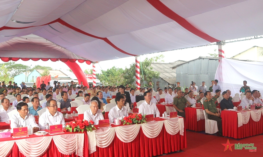 <a title="Báo Quân đội nhân dân | Tin tức quân đội, quốc phòng | Bảo vệ Tổ quốc" style="text-align:center;" href="https://www.qdnd.vn"><img src="https://file3.qdnd.vn/data/images/0/2021/08/11/linh/bannerv2.png" class="vllogo"></a>