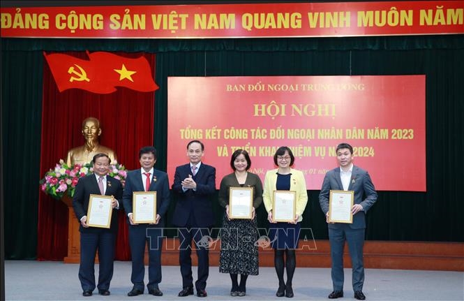 <a title="Báo Quân đội nhân dân | Tin tức quân đội, quốc phòng | Bảo vệ Tổ quốc" style="text-align:center;" href="https://www.qdnd.vn"><img src="https://file3.qdnd.vn/data/images/0/2021/08/11/linh/bannerv2.png" class="vllogo"></a>