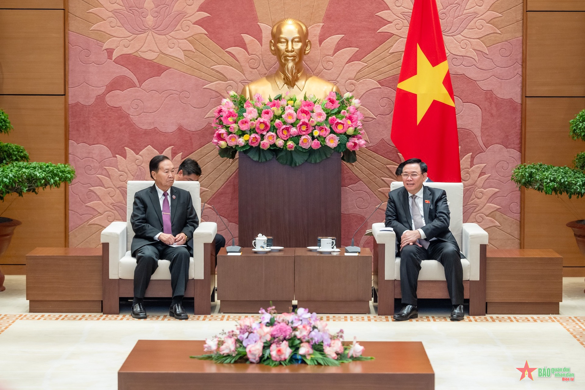 Chủ tịch Quốc hội Vương Đình Huệ tiếp Phó chủ tịch Quốc hội Lào Chaleun Yiapaoher