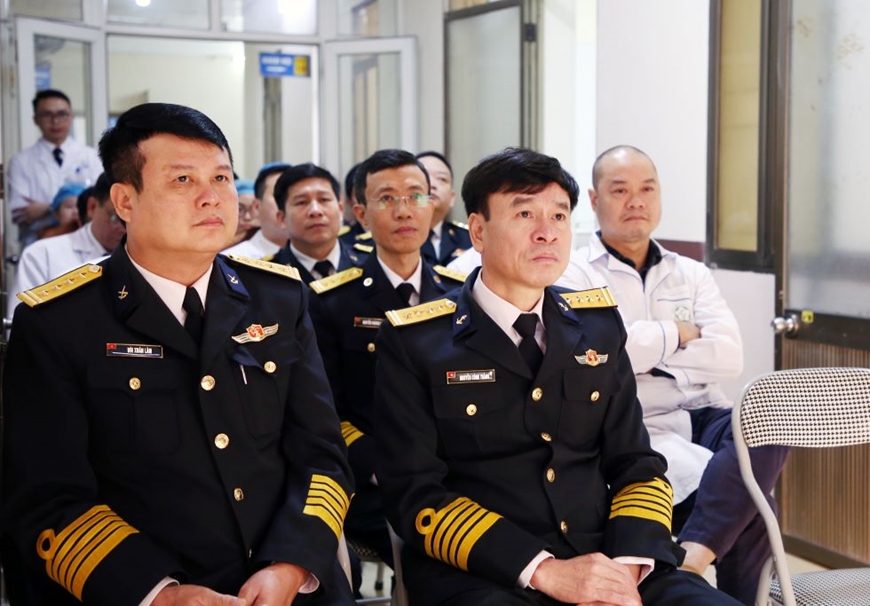 <a title="Báo Quân đội nhân dân | Tin tức quân đội, quốc phòng | Bảo vệ Tổ quốc" style="text-align:center;" href="https://www.qdnd.vn"><img src="https://file3.qdnd.vn/data/images/0/2021/08/11/linh/bannerv2.png" class="vllogo"></a>