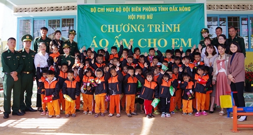 Hội Phụ nữ Bộ đội Biên phòng tỉnh Đắk Nông tặng áo ấm cho trẻ em nghèo biên giới