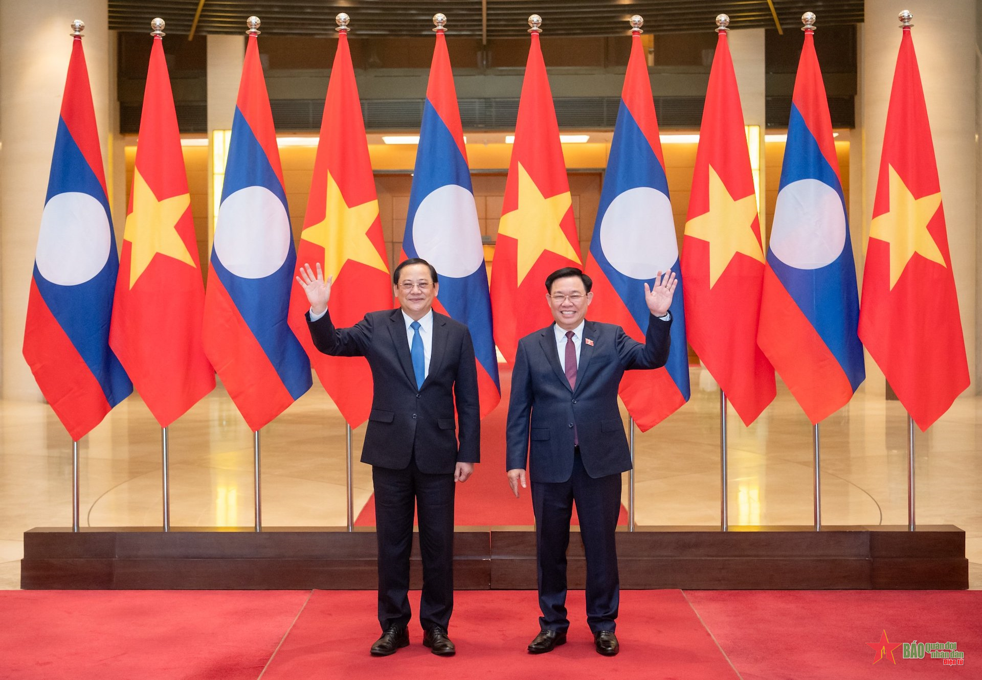 Chủ tịch Quốc hội Vương Đình Huệ hội kiến cùng Thủ tướng Lào Sonexay Siphandone