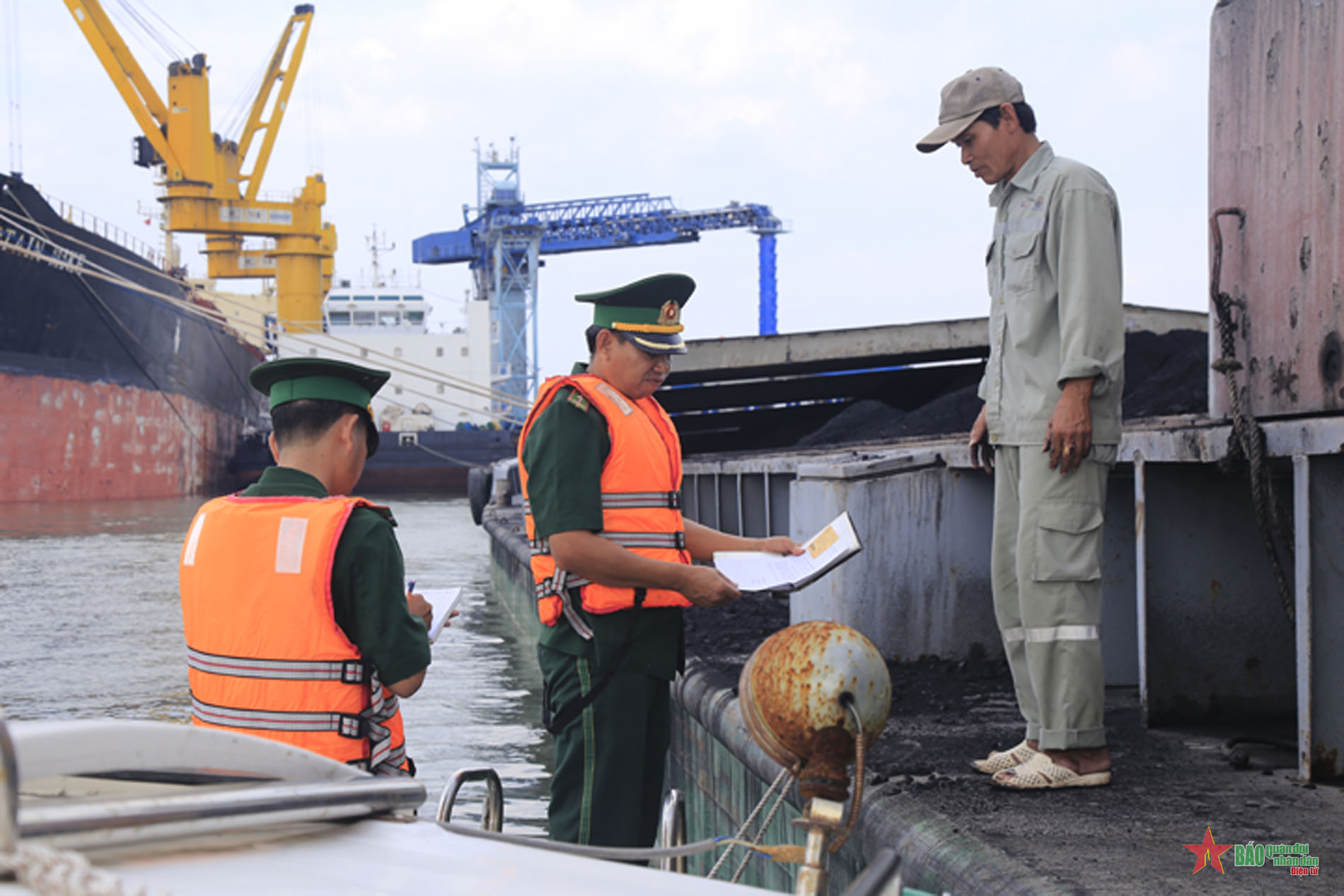 Bộ đội Biên phòng Thành phố Hồ Chí Minh giữ vững an ninh cảng biển giáp Tết Giáp Thìn 2024