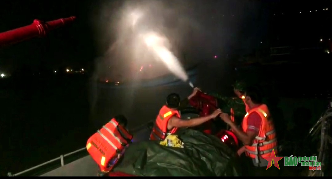 Bộ đội Biên phòng thành phố Đà Nẵng phối hợp chữa cháy tàu cá trong đêm
