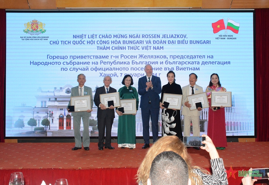 <a title="Báo Quân đội nhân dân | Tin tức quân đội, quốc phòng | Bảo vệ Tổ quốc" style="text-align:center;" href="https://www.qdnd.vn"><img src="https://file3.qdnd.vn/data/images/0/2021/08/11/linh/bannerv2.png" class="vllogo"></a>
