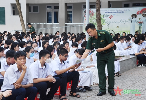 Hải đoàn Biên phòng 18 tuyên truyền về Bộ đội Biên phòng cho giáo viên, học sinh