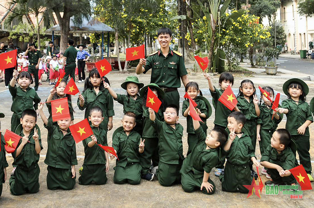 Cháu yêu các chú bộ đội