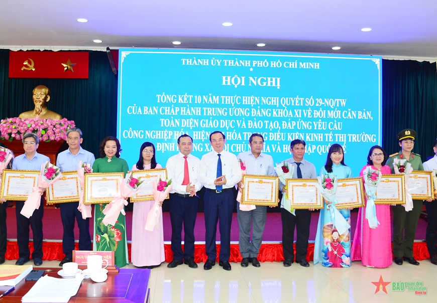 <a title="Báo Quân đội nhân dân | Tin tức quân đội, quốc phòng | Bảo vệ Tổ quốc" style="text-align:center;" href="https://www.qdnd.vn"><img src="https://file3.qdnd.vn/data/images/0/2021/08/11/linh/bannerv2.png" class="vllogo"></a>
