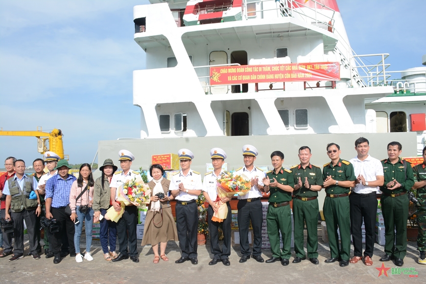 <a title="Báo Quân đội nhân dân | Tin tức quân đội, quốc phòng | Bảo vệ Tổ quốc" style="text-align:center;"  data-cke-saved-href="https://www.qdnd.vn" href="https://www.qdnd.vn"><img  data-cke-saved-src="https://file3.qdnd.vn/data/images/0/2021/08/11/linh/bannerv2.png" src="https://file3.qdnd.vn/data/images/0/2021/08/11/linh/bannerv2.png" class="vllogo"></a>