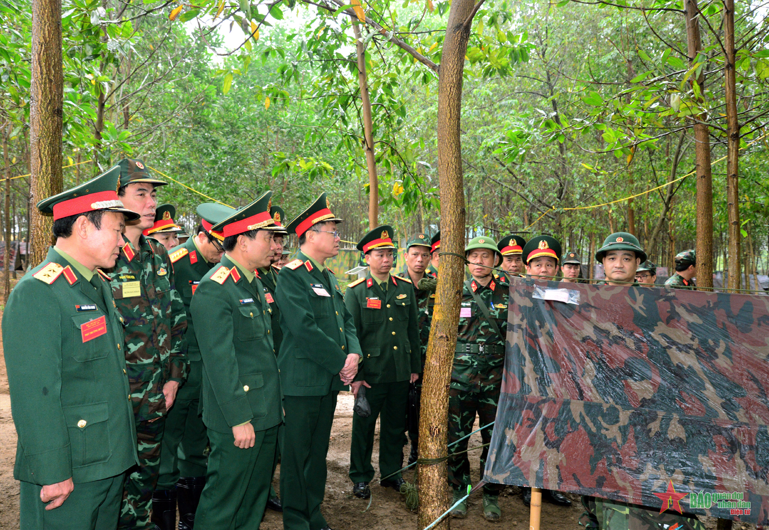 Trung tướng Nguyễn Doãn Anh kiểm tra diễn tập cuối khóa của học viên Học viện Hậu cần