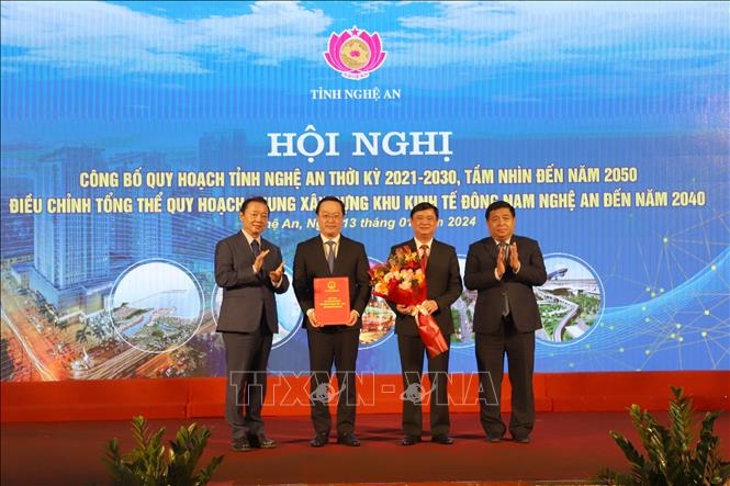 <a title="Báo Quân đội nhân dân | Tin tức quân đội, quốc phòng | Bảo vệ Tổ quốc" style="text-align:center;" href="https://www.qdnd.vn"><img src="https://file3.qdnd.vn/data/images/0/2021/08/11/linh/bannerv2.png" class="vllogo"></a>