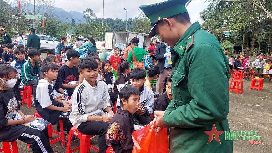<a title="Báo Quân đội nhân dân | Tin tức quân đội, quốc phòng | Bảo vệ Tổ quốc" style="text-align:center;" href="https://www.qdnd.vn"><img src="https://file3.qdnd.vn/data/images/0/2021/08/11/linh/bannerv2.png" class="vllogo"></a>