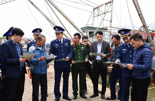 Cảnh sát biển đồng hành với ngư dân: Giúp ngư dân Hậu Lộc yên tâm bám biển