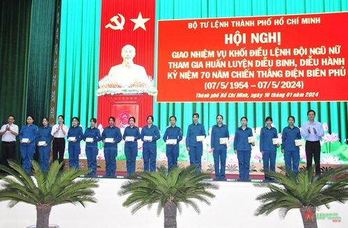 Giao nhiệm vụ khối điều lệnh đội ngũ nữ tham gia diễu binh kỷ niệm 70 năm Chiến thắng Điện Biên Phủ