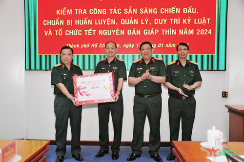Thượng tướng Huỳnh Chiến Thắng kiểm tra sẵn sàng chiến đấu tại Bộ tư lệnh TP Hồ Chí Minh