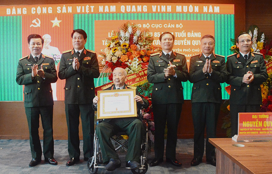 Trao Huy hiệu 85 năm tuổi Đảng tặng Đại tướng Nguyễn Quyết