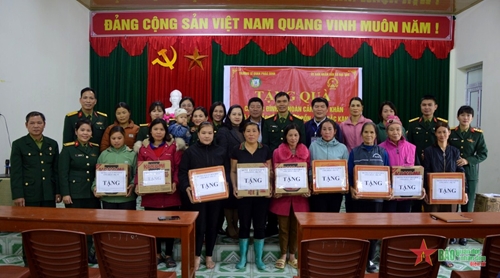 Trường Sĩ quan Pháo binh tặng quà Tết các gia đình chính sách huyện Chợ Đồn, tỉnh Bắc Kạn 