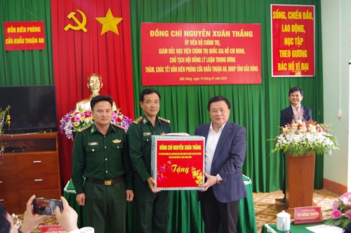 Đồng chí Nguyễn Xuân Thắng thăm, chúc Tết Bộ đội Biên phòng tỉnh Đắk Nông