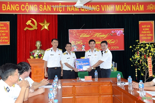 Đoàn công tác Vùng 2 Hải quân thăm, chúc Tết quân, dân trên huyện Côn Đảo