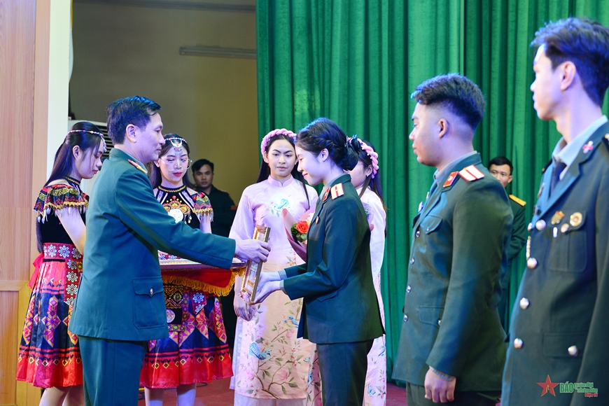 <a title="Báo Quân đội nhân dân | Tin tức quân đội, quốc phòng | Bảo vệ Tổ quốc" style="text-align:center;" href="https://www.qdnd.vn"><img src="https://file3.qdnd.vn/data/images/0/2021/08/11/linh/bannerv2.png" class="vllogo"></a>