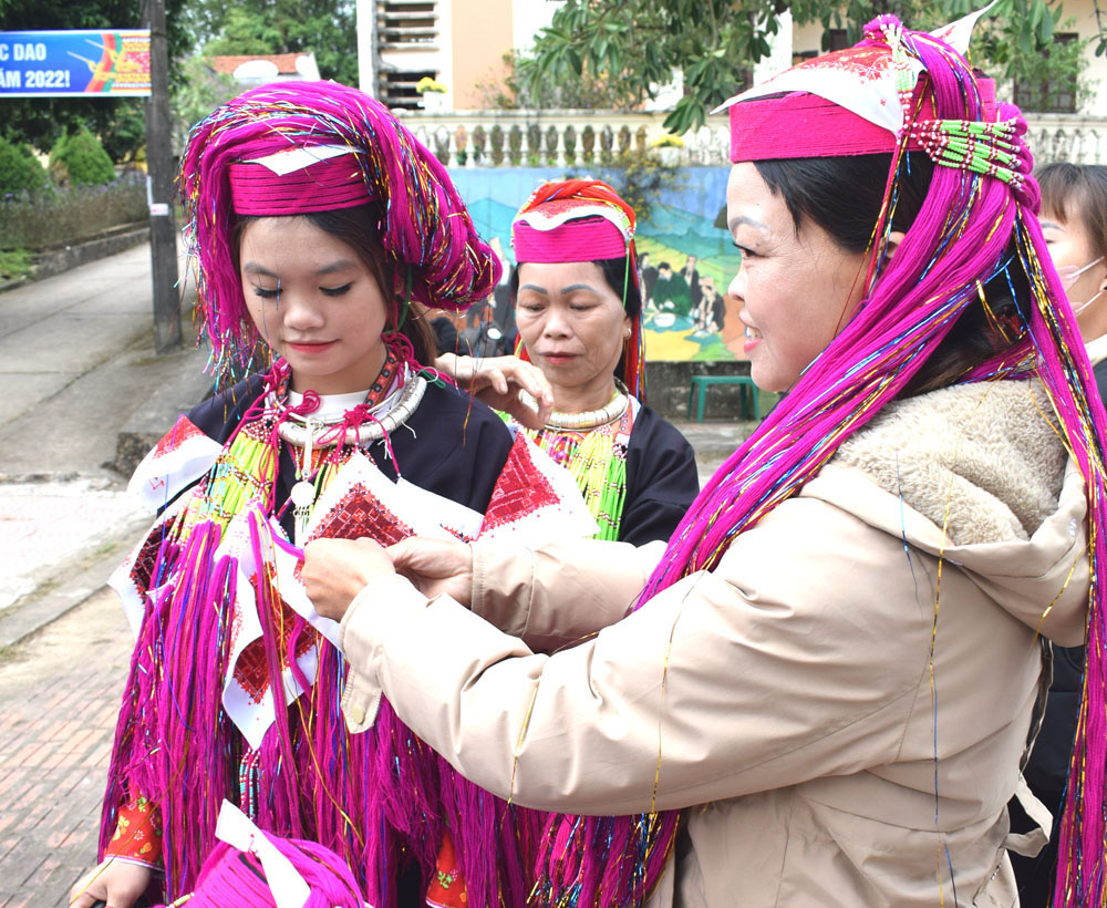 Phục dựng lễ cưới truyền thống của đồng bào