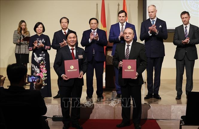 <a title="Báo Quân đội nhân dân | Tin tức quân đội, quốc phòng | Bảo vệ Tổ quốc" style="text-align:center;" href="https://www.qdnd.vn"><img src="https://file3.qdnd.vn/data/images/0/2021/08/11/linh/bannerv2.png" class="vllogo"></a>