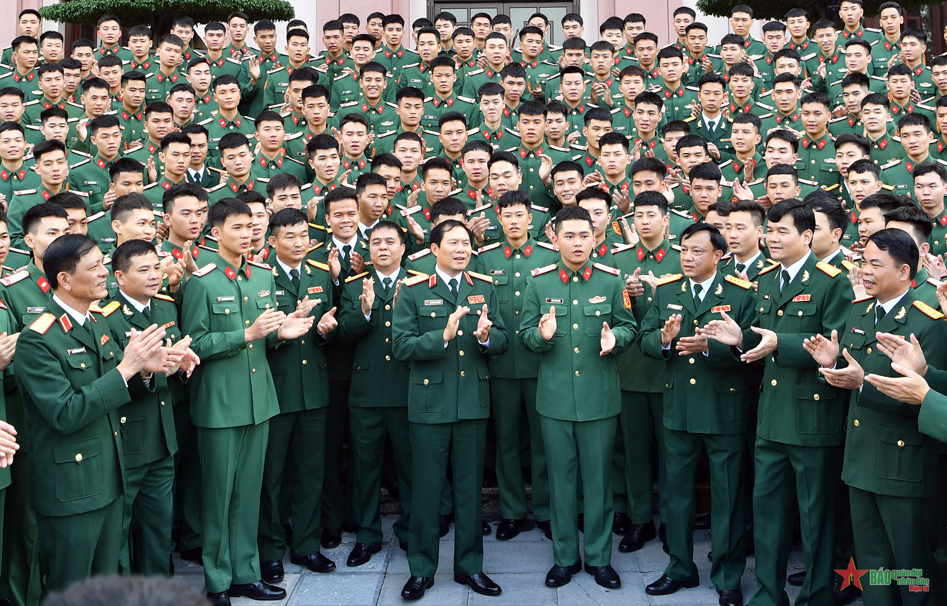 Thượng tướng Nguyễn Tân Cương gặp gỡ các chiến sĩ Lữ đoàn 144 hoàn thành nghĩa vụ quân sự