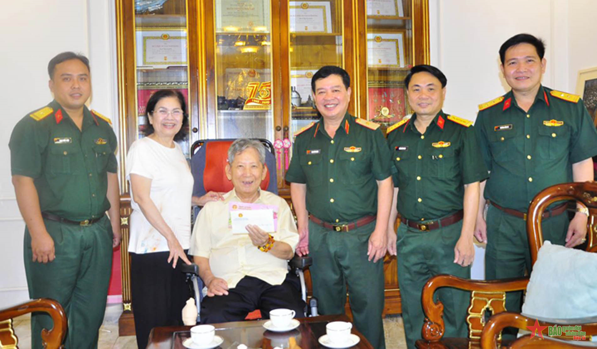 Bộ tư lệnh TP Hồ Chí Minh thăm, chúc Tết Thượng tướng Phan Trung Kiên