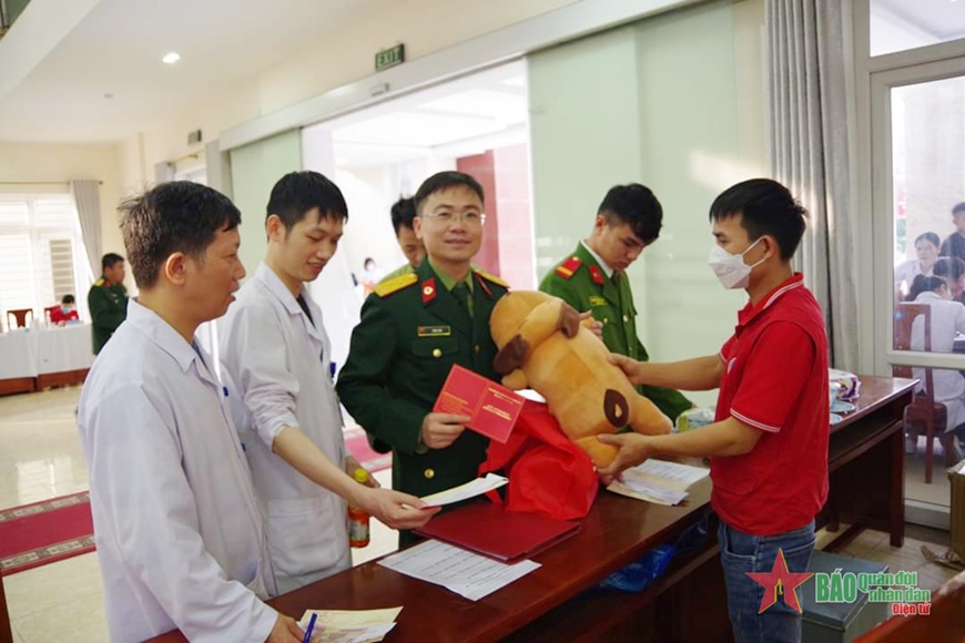 <a title="Báo Quân đội nhân dân | Tin tức quân đội, quốc phòng | Bảo vệ Tổ quốc" style="text-align:center;" href="https://www.qdnd.vn"><img src="https://file3.qdnd.vn/data/images/0/2021/08/11/linh/bannerv2.png" class="vllogo"></a>