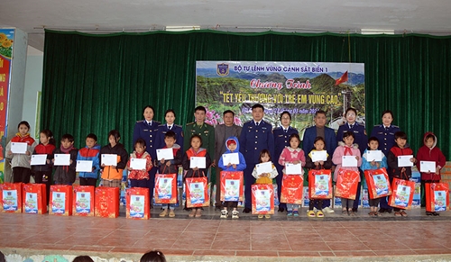 Bộ tư lệnh Vùng Cảnh sát biển 1 tổ chức chương trình “Tết yêu thương với trẻ em vùng cao” tại Hà Giang