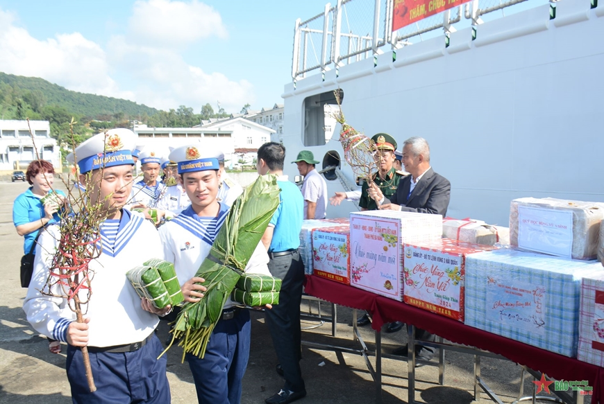 Thăm, tặng quà, chúc Tết cán bộ, chiến sĩ và nhân dân đảo Cồn Cỏ, Lý Sơn