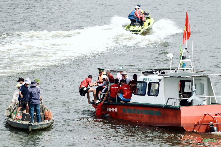 Hoạt động cứu hộ của lực lượng biên phòng khi tàu du lịch gặp sự cố