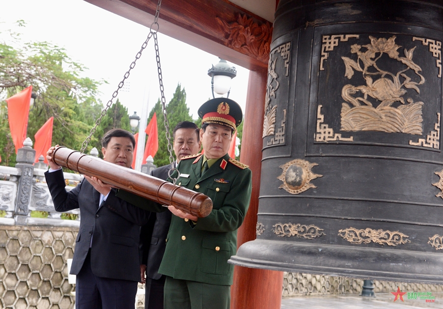 View - 	Đại tướng Lương Cường thăm, tặng quà Đồn Biên phòng Thanh Thủy