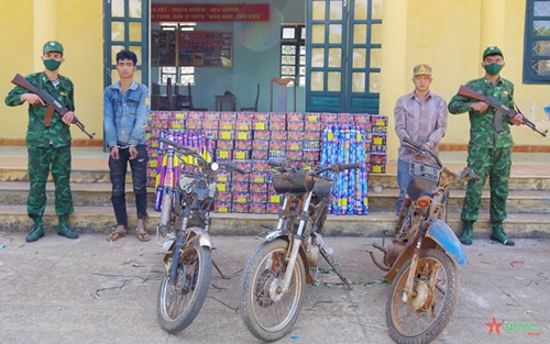 Bộ đội Biên phòng tỉnh Bình Phước bắt 2 đối tượng vận chuyển hơn 300kg pháo lậu