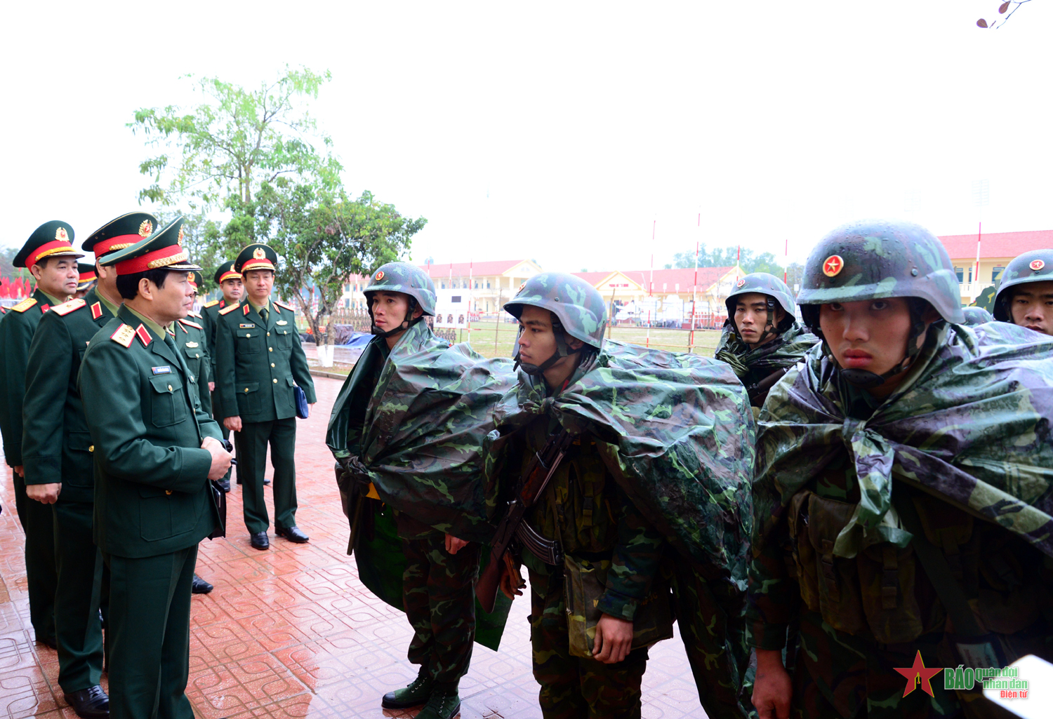 Thượng tướng Nguyễn Tân Cương kiểm tra một số đơn vị thuộc Quân đoàn 12, Quân khu 1, Quân chủng Phòng không-Không quân