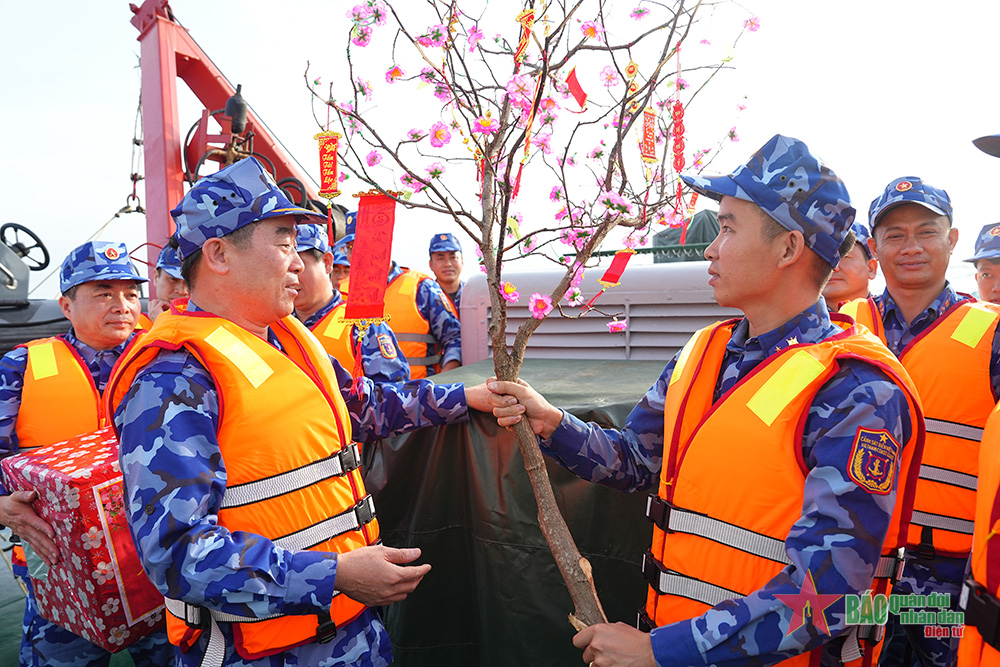 Mang Tết sớm đến với cán bộ, chiến sĩ làm nhiệm vụ trên biển
