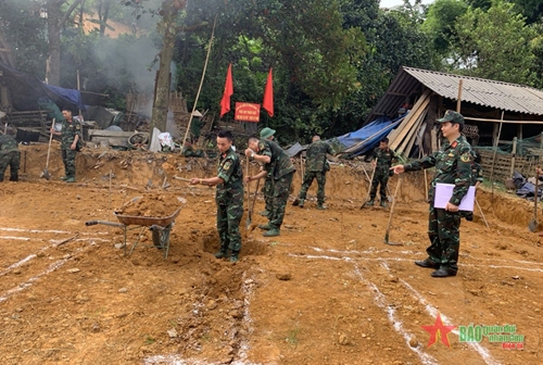 Bộ đội giúp dân ở Yên Lâm