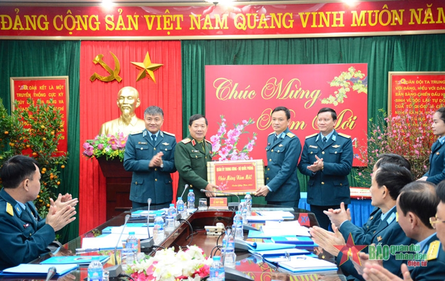Thượng tướng Lê Huy Vịnh kiểm tra, chúc Tết một số đơn vị thuộc Quân chủng Phòng không-Không quân
