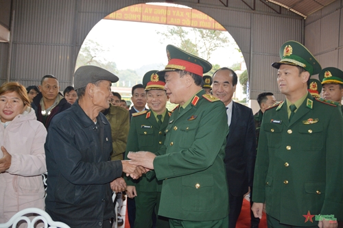 Thượng tướng Hoàng Xuân Chiến kiểm tra và chúc tết các đơn vị tuyến biên giới Lào Cai